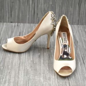 Badgley Mischka Nilla Peep Toe Ivory Satin Embellished 
Pumps Heels Size 5.5